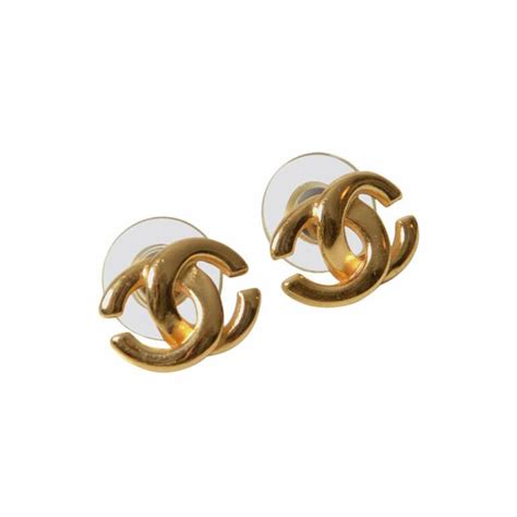 gold chanel logo earrings.